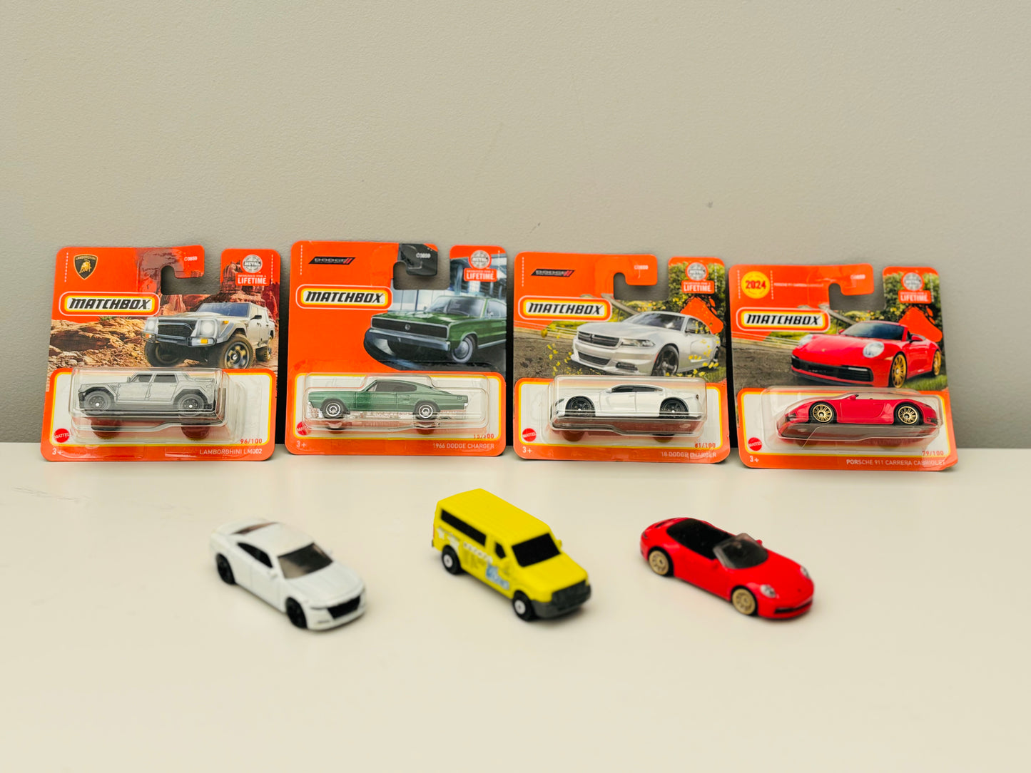 5.5m Race Track & 2x Diecast Cars (Bundle)